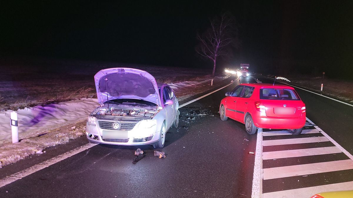Řidič u Opavy zastavil kvůli poruše, jeho vůz i s ním smetlo jiné auto
